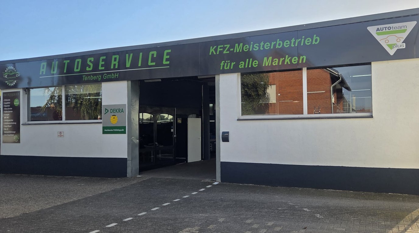 Das Werkstattgebäude von außen: Schriftzug Autoservice Tenberg, KFZ-Meisterbetrieb für alle Marken, offenes Hallentor.